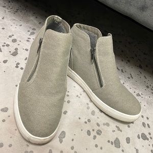 Cushionaire Hart hidden wedge sneaker grey canvas 7.5 US